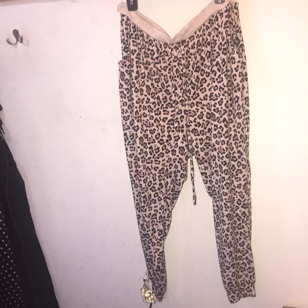 Leopard size 2x joggers with drawstring waist and pockets on both sides